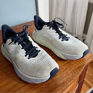 Hokka One One women’s size 8 wide sneakers